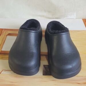 Crocs Classic Lined Black Slip-On Clogs Women’s Size 6.